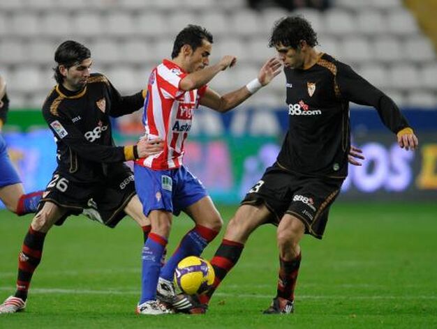 Crespo y Fazio presionan al sportinguista Diego Castro.

Foto: Felix Ordo?