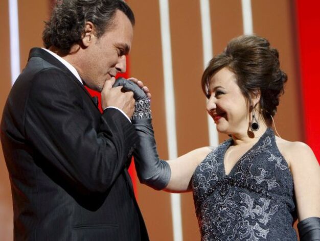 Jos&eacute; Coronado besa la mano de Carmen Machi, presentadora de la gala.

Foto: efe