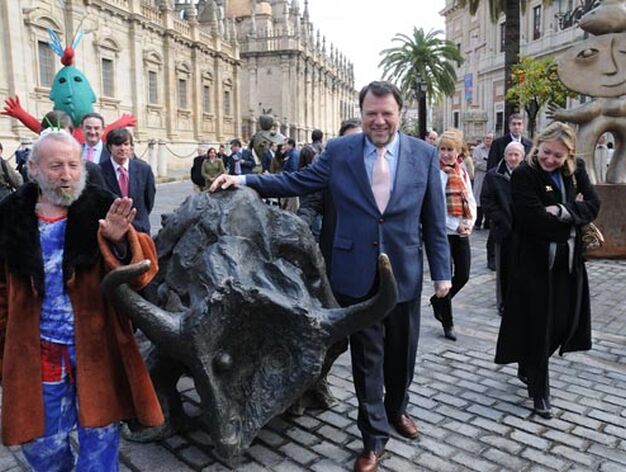 El alcalde de Sevilla, Alfredo S&aacute;nchez Monteseir&iacute;n, posa con Ripoll&eacute;s junto a una de las estatuas del artista.

Foto: Juan Carlos Vazquez