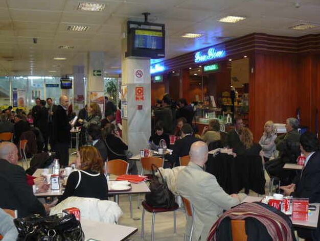 Los viajeros han tenido que esperar en la cafeter&iacute;a del aeropuerto.

Foto: elalmeria.es