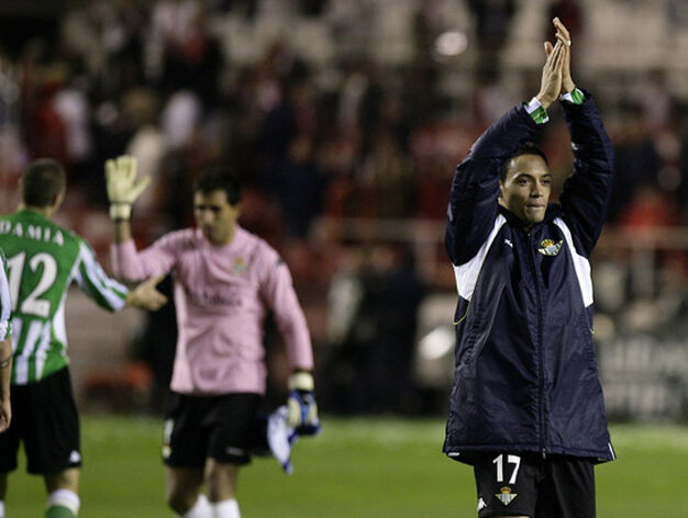 Oliveira saluda a su afici&oacute;n. No ha podido tener mejor estreno en su retorno a Sevilla...

Foto: Antonio Pizarro