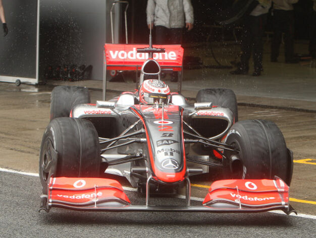 El McLaren de 2009 de Kovalainen, saliendo del box para empezar a dar vueltas al Circuito de Jerez.

Foto: J. C. Toro