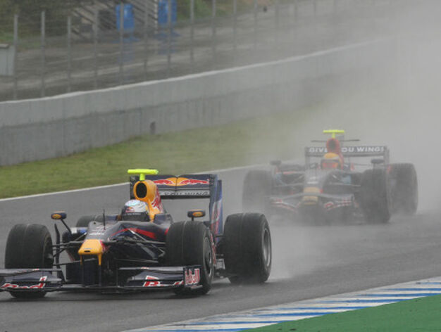 Pasado y presente. En primer t&eacute;rmino, el Red Bull de 2009 de Sebastien Vettel. Detr&aacute;s, el Toro Rosso de 2008 pilotado por Buemi, que a la postre marc&oacute; el mejor tiempo.

Foto: J. C. Toro