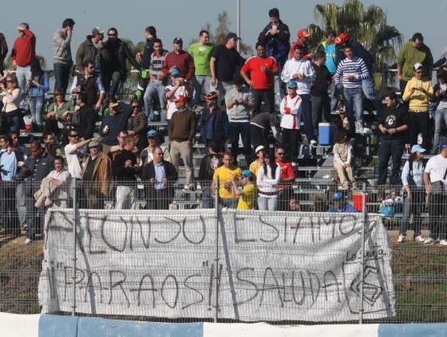 Los aficionado colocaron diversas pancartas, &eacute;sta alusiva a Alonso.

Foto: J. C. Toro