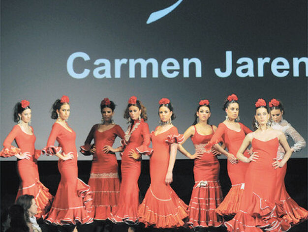 Los vestidos rojos de Carmen Jar&eacute;n mostraron una fuerza inusual en sus piezas.

Foto: Manuel Aranda