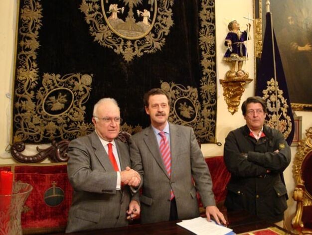 Javier Criado, hermano mayor, y Pedro Ellauri, consejero delegado de USP Cl&iacute;nica Sagrado Coraz&oacute;n, durante la firma del convenio de colaboraci&oacute;n.