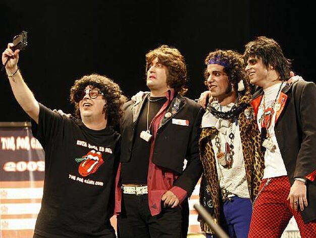Mick, Keith y Ron sufren el acoso del fan n&uacute;mero uno de los Rolling. 

Foto: Jose Braza