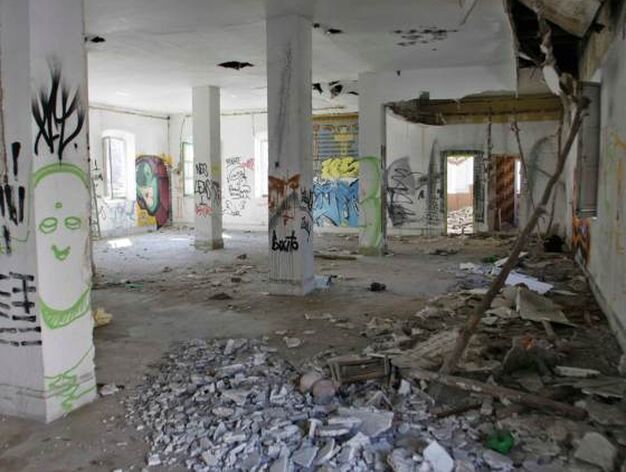 Los escombros se acumulan en el interior de las dependencias del cuartel.

Foto: Miguel Rodriguez