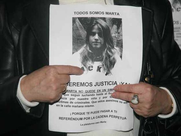Detalle del cartel que portaban todas las personas que se solidarizaron con la familia de la joven

Foto: Belen Vargas