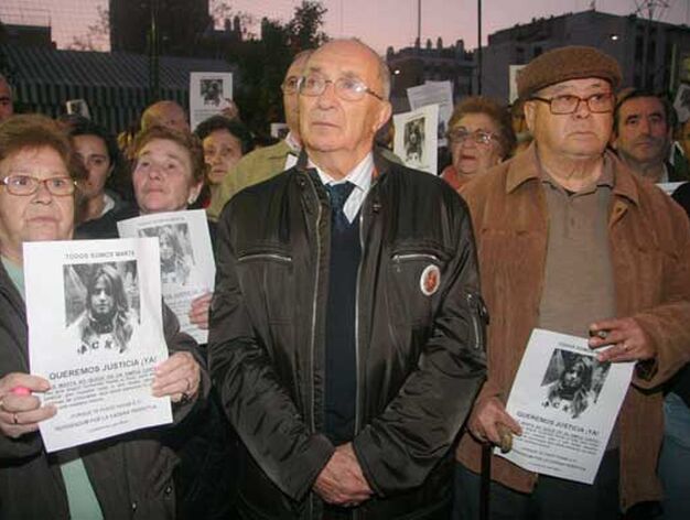 El abuelo de Marta junto a algunos miembros de la asocici&oacute;n de vecinos Turdetania que acudierona a la cita

Foto: Belen Vargas