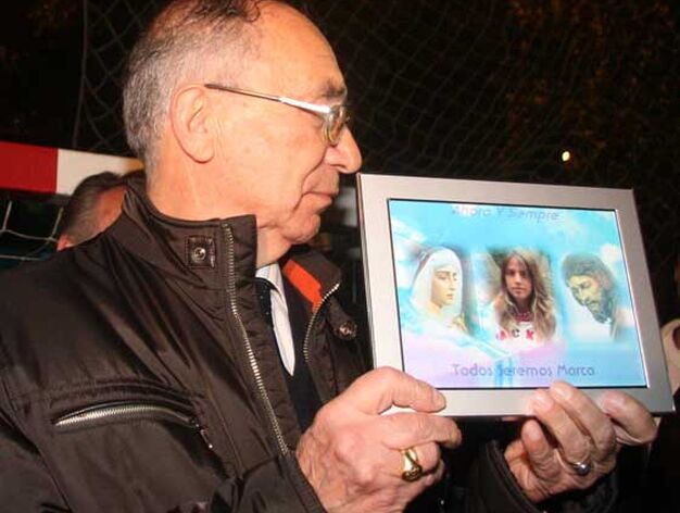 El abuelo de la joven asesinada portaba un montaje con la fotomontaje de la menor

Foto: Belen Vargas