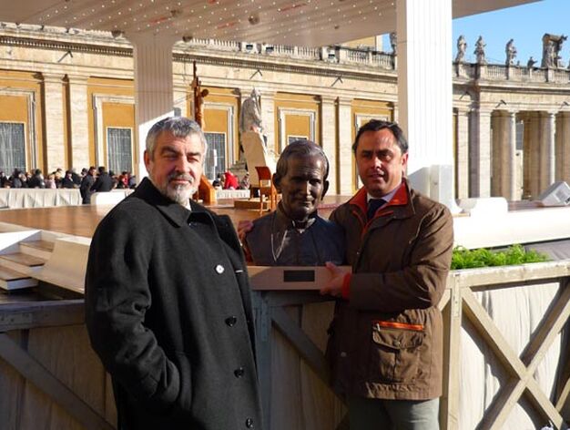 Mi&ntilde;arro y Su&aacute;rez con el busto de Juan Pablo II.

Foto: D.S.