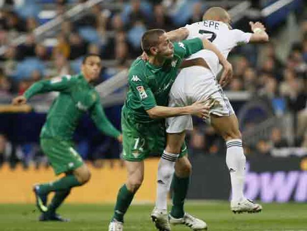 Pepe es agarrado ante la desesperaci&oacute;n de los b&eacute;ticos.

Foto: Jose Ramon Ladra