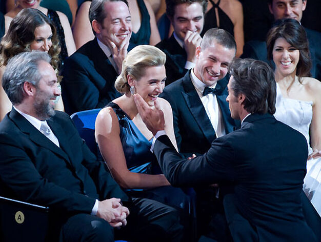 Hugh Jackman coquetea con Kate Winslet ante la mirada divertida de su marido, Sam Mendes, sentado a la derecha de la actriz, de Marisa Tomei y de Matthew Broderick, detr&aacute;s.

Foto: Ampas