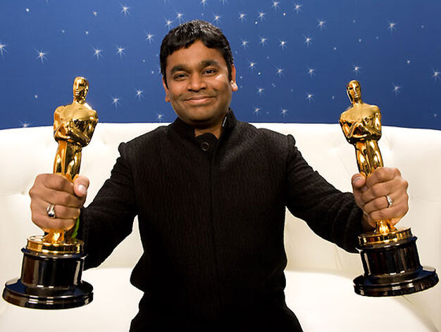 A. H. Rahman posa con los Oscar a la Mejor M&uacute;sica y a la Mejor Canci&oacute;n por 'Slumdog Millionaire'.

Foto: Ampas