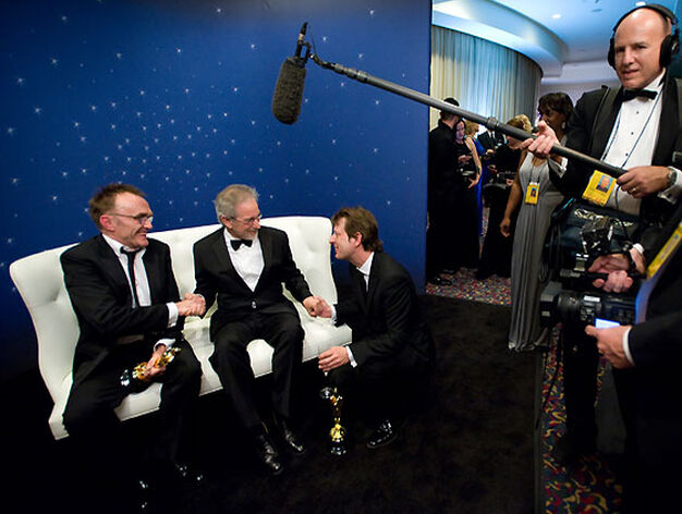 Danny Boyle, Steven Spielberg y Christian Colson, tras la entrega del premio a la Mejor Pel&iacute;cula a 'Slumdog Millionaire'.

Foto: Ampas