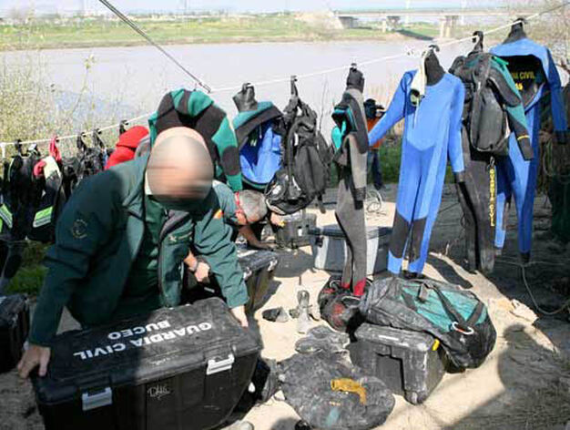 Un agente prepara todos los materiales necesarios para rastrear la zona del rio bajo el puente de Camas.

Foto: Juan Carlos Mu&ntilde;oz