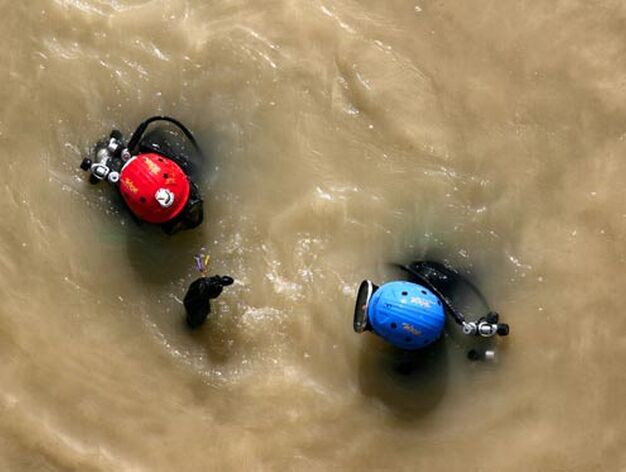 Uno de los buzos saca a superficie algo localizado en el agua.

Foto: Juan Carlos Mu&ntilde;oz