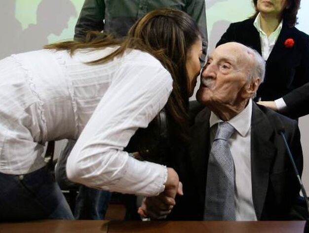 Francisco Ayala recibe el beso de una joven durante el acto. / Reuters.

Foto: EFE y REUTERS