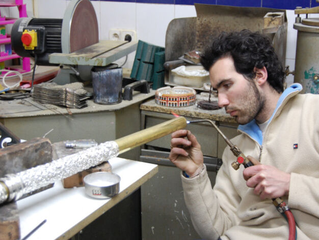 Samuel, que trabaja tambi&eacute;n en el taller, soplete en mano.

Foto: J. M.