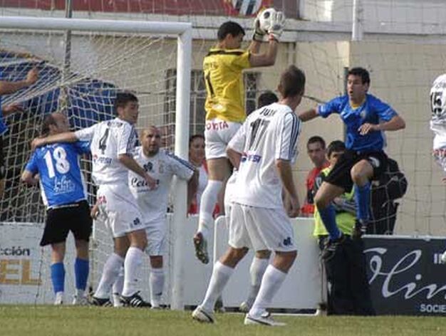La derrota por 2-0 del San Fernando en el Alfonso Murube de Ceuta mete al equipo en zona de descenso

Foto: Joaquin Sanchez