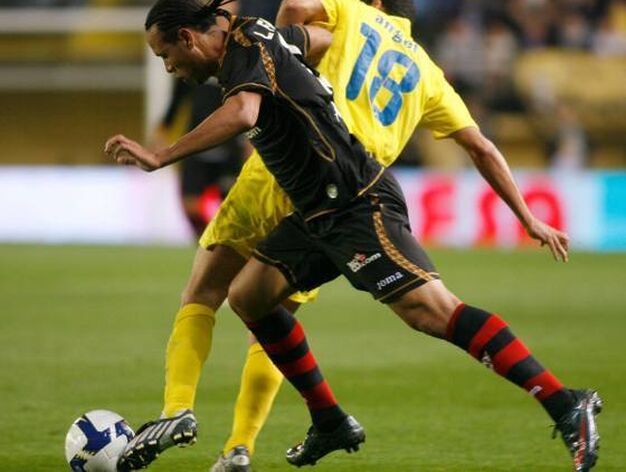 Luis Fabiano se cae al suelo ante una jugada de &Aacute;ngel por arrebatarle el esf&eacute;rico.

Foto: LOF, EFE