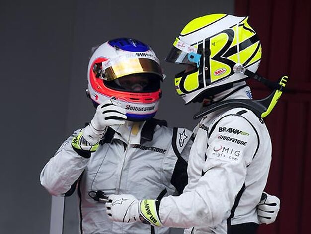 Jenson Button celebra su victoria con su compa&ntilde;ero Rubens Barrichello, que termin&oacute; segundo.

Foto: Reuters / AFP Photo / EFE
