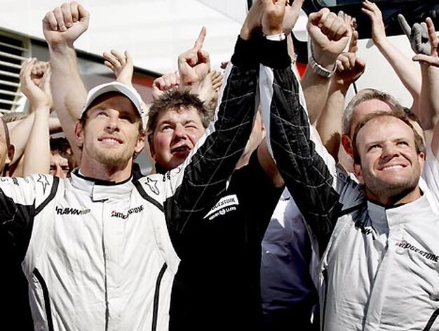 Button y Barrichello celebran junto al equipo de Brawn GP.

Foto: Reuters / AFP Photo / EFE