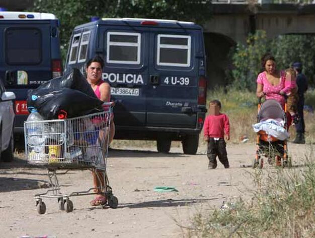 Una mujer traslada algunos objetos en un carro durante el operativo policial.

Foto: Jose Angel Garcia - Victoria Hidalgo