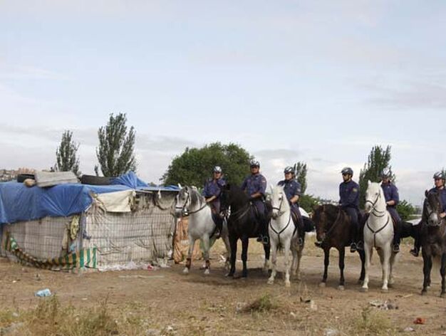 Un grupo de agentes a caballo, en el asentamiento junto al puente de San Juan.

Foto: Jose Angel Garcia - Victoria Hidalgo