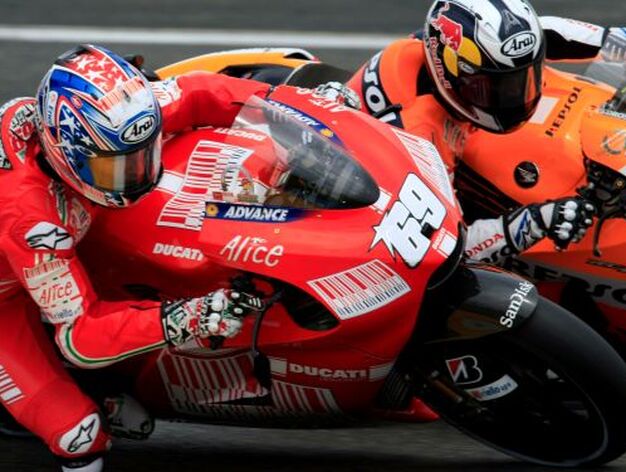 El piloto espa&ntilde;ol de Moto GP Daniel Pedrosa (i), de Honda, y el estadounidense de Ducati Nicky Hayden ruedan juntos.

Foto: Efe