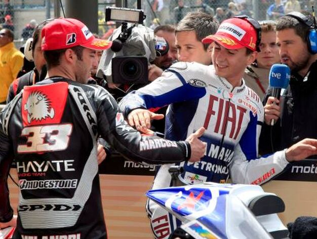 El piloto espa&ntilde;ol de Moto GP Jorge Lorenzo (d), de Yamaha, recibe la felicitaci&oacute;n del italiano Marco Melandri, de Kawasak.

Foto: Efe