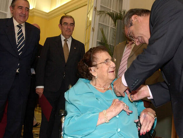 Momento en el que el ministro de Trabajo impone la Medalla de Oro a Pilar Garc&iacute;a.

Foto: MANUEL G&Oacute;MEZ