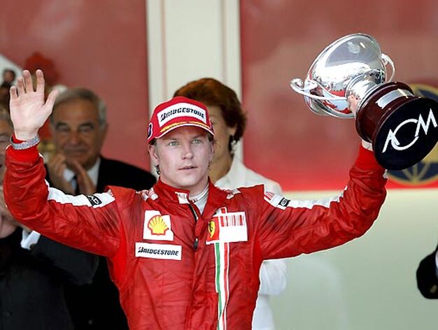 Kimi Raikkonen (Ferrari) celebra, con su sobriedad habitual, su tercer puesto en M&oacute;naco.

Foto: AFP Photo / Reuters / EFE