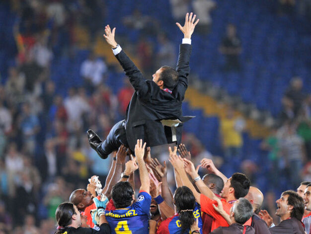 Al igual que en las celebraciones de la Liga y la Copa del Rey, Pep Guardiola es manteado por sus jugadores.