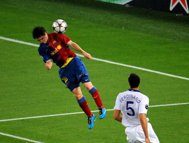Messi salta para cabecear la pelota fuera del alcance del portero del Manchester en el segundo tanto.