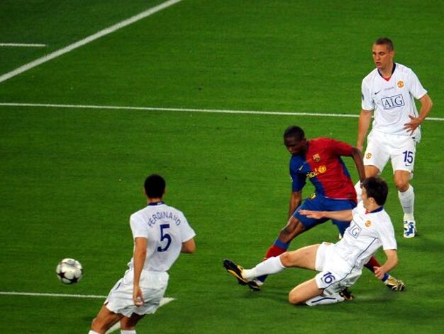 El delantero Samuel Eto'o mete la punta de la bota para transformar el primer gol del Barcelona.