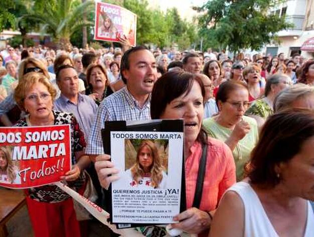 Cientos de personas se concentraron en los alrededores de la casa de Marta.

Foto: Juan Carlos Mu&ntilde;oz/ EFE