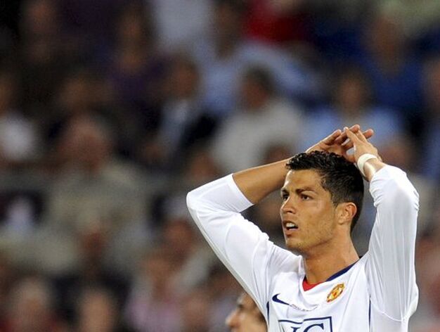 Cristiano Ronaldo, desesperado ante el juego del Barcelona.