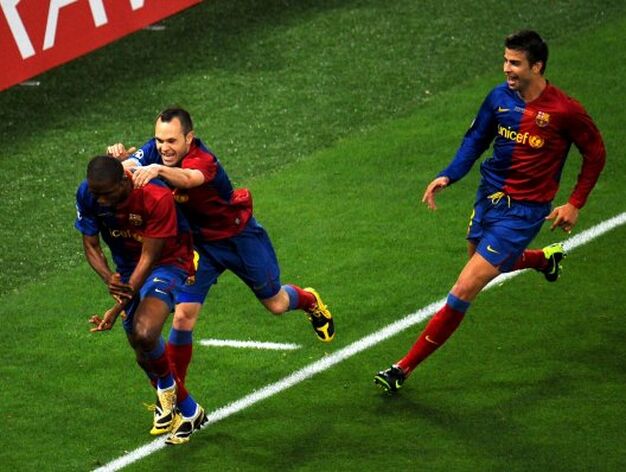Iniesta, Piqu&eacute; y Eto'o celebran el gol que abri&oacute; el marcador para el Bar&ccedil;a.