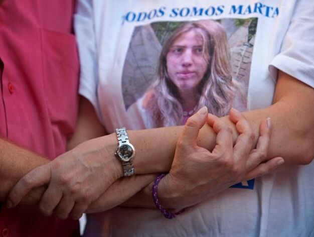 Los padres de la joven muestran su apoyo mutuamente con los brazos entrelazados.

Foto: Juan Carlos Mu&ntilde;oz/ EFE