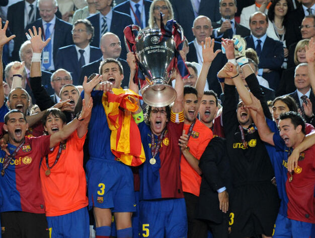 Los jugadores del Barcelona levantan la Copa de Europa.