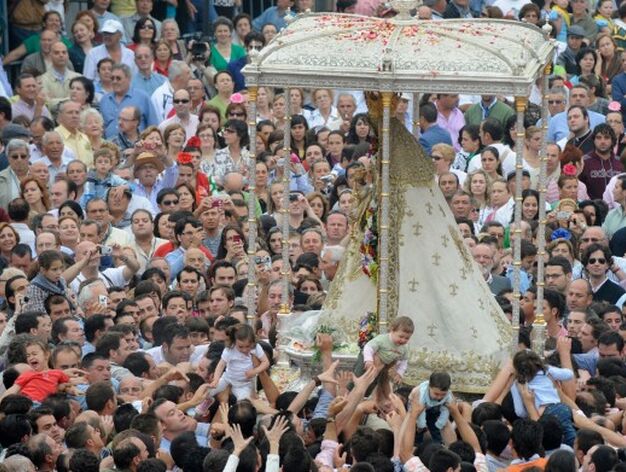 El repique de las campanas del Santuario anunciaba que la Virgen del Roc&iacute;o llegaba de nuevo a su casa.

Foto: AFP