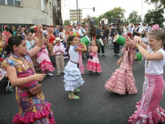 Las peque&ntilde;as romeras de la hermandad de La Macarena bailan sevillana a la entrada a Sevilla.

Foto: Bel&eacute;n Vargas, Manuel G&oacute;mez
