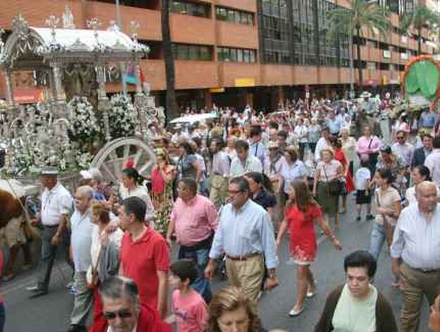 El Simpecado de Sevilla estuvo acompa&ntilde;ado de muchos fieles a su llegada a Sevilla.

Foto: Bel&eacute;n Vargas, Manuel G&oacute;mez