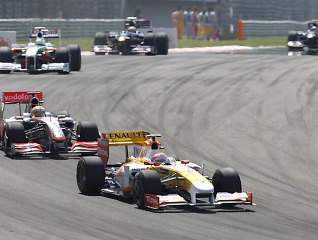 Nelson Piquet (Renault), por delante del vigente campe&oacute;n, Lewis Hamilton (McLaren), que volvi&oacute; a quedarse sin puntuar.

Foto: AFP Photo / Reuters / EFE