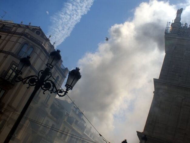 Columna de humo en la Avenida tras el percance en Casa Robles.

Foto: Marisa Rivera