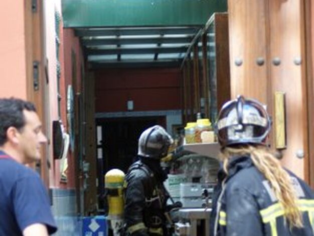 Los bomberos entran por la cocina de Casa Robles.

Foto: Marisa Rivera