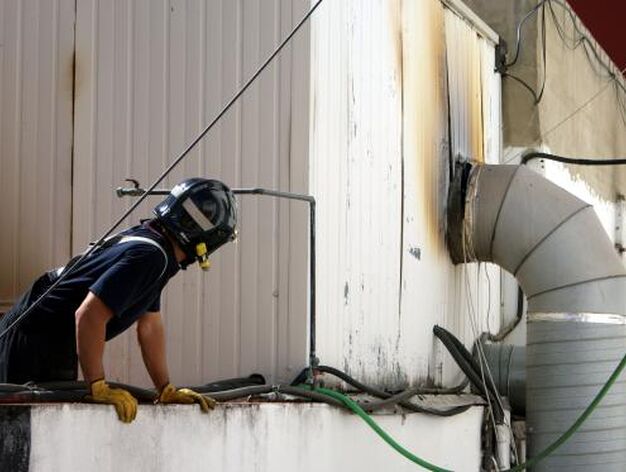 Un bombero mira detenidamente los da&ntilde;os causados a la chimenea.

Foto: Marisa Rivera