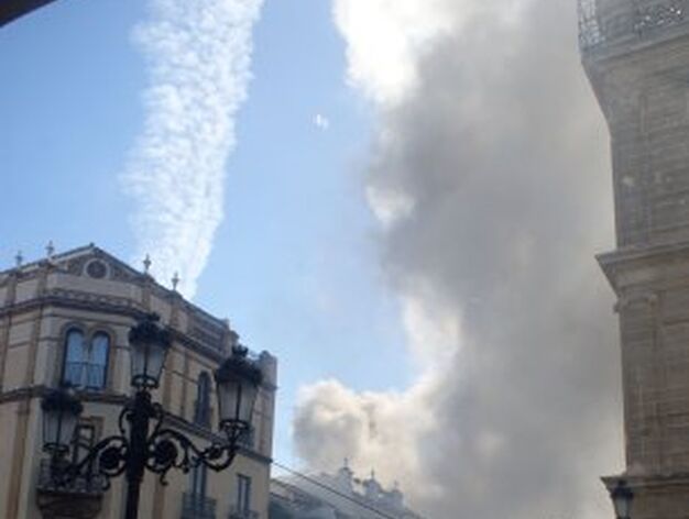El humo provoc&oacute; un grave susto entre los transe&uacute;ntes que se encontraba en los alrededores de la Catedral.

Foto: Marisa Rivera